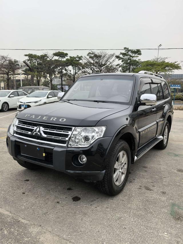 Mitsubishi Pajero (imported)