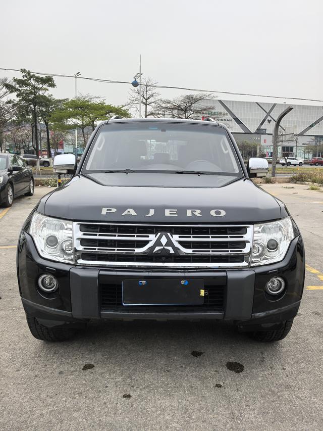 Mitsubishi Pajero (imported)