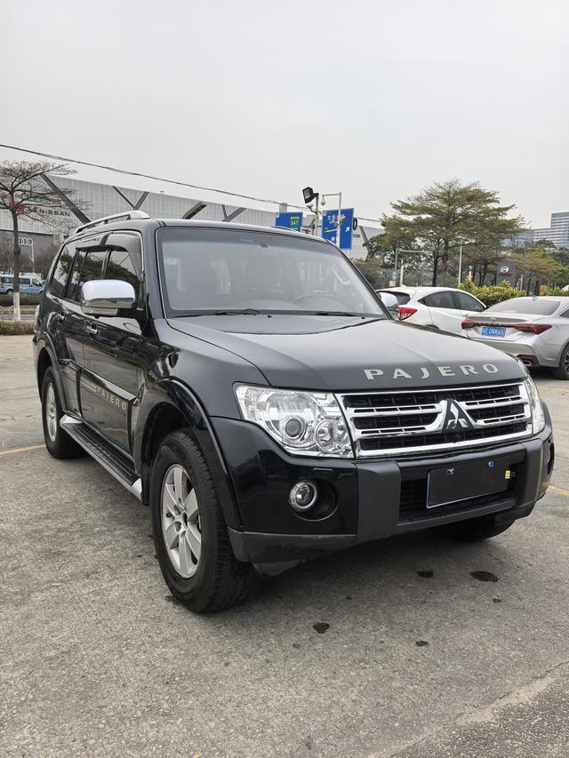 Mitsubishi Pajero (imported)