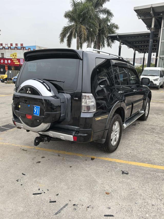 Mitsubishi Pajero (imported)