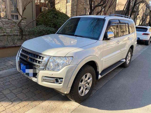 Mitsubishi Pajero (imported)