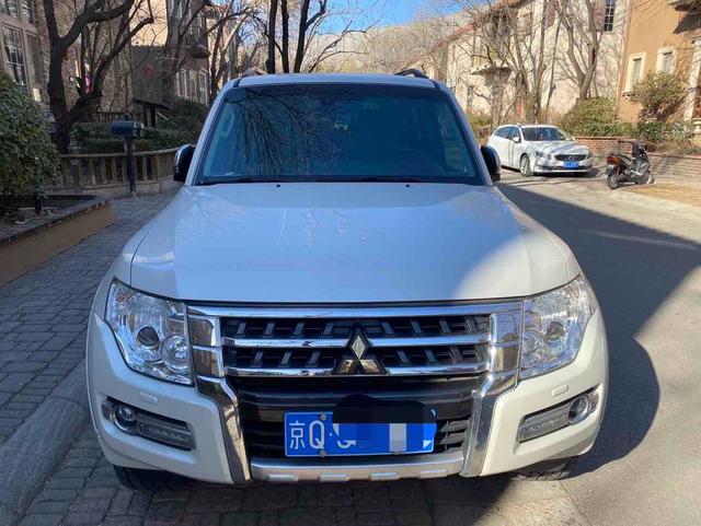 Mitsubishi Pajero (imported)