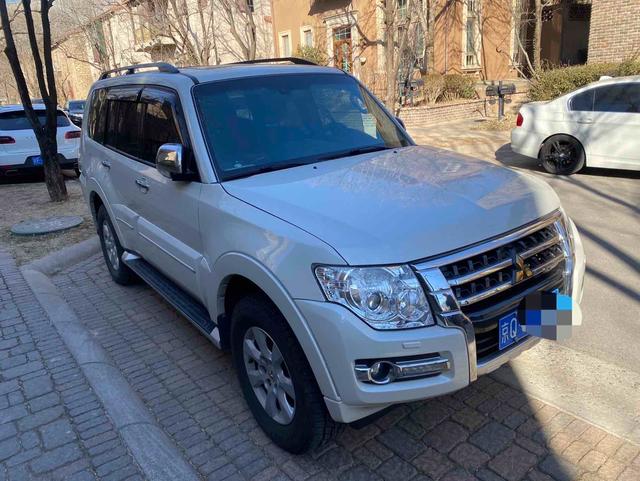 Mitsubishi Pajero (imported)