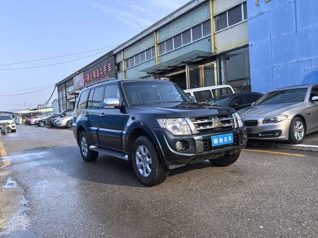 Mitsubishi Pajero (imported)