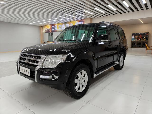 Mitsubishi Pajero (imported)