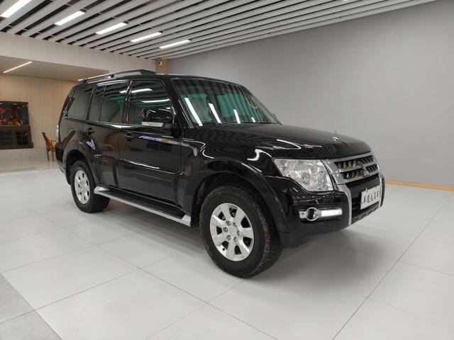 Mitsubishi Pajero (imported)