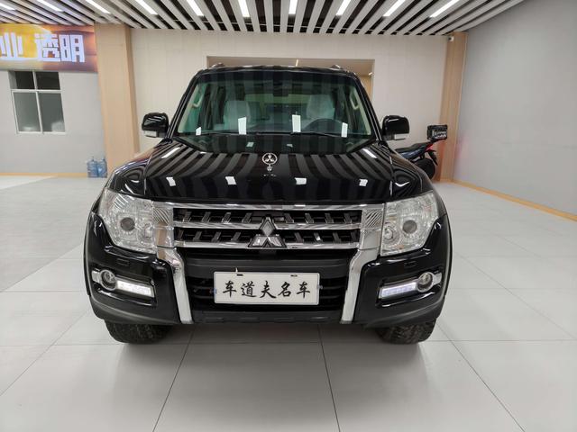 Mitsubishi Pajero (imported)