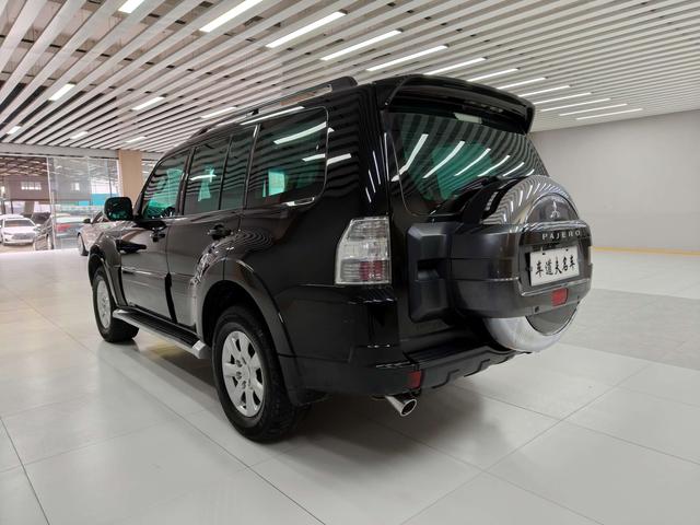 Mitsubishi Pajero (imported)