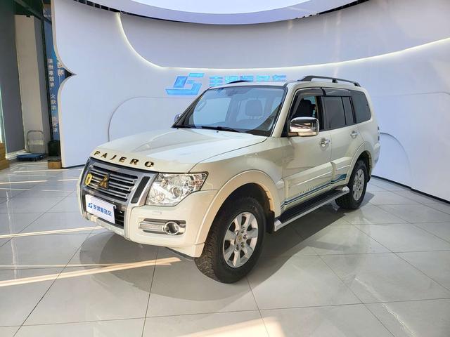 Mitsubishi Pajero (imported)