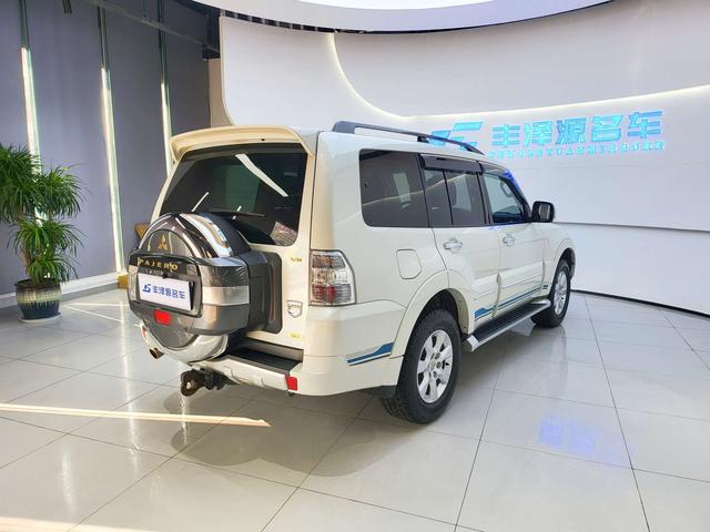 Mitsubishi Pajero (imported)