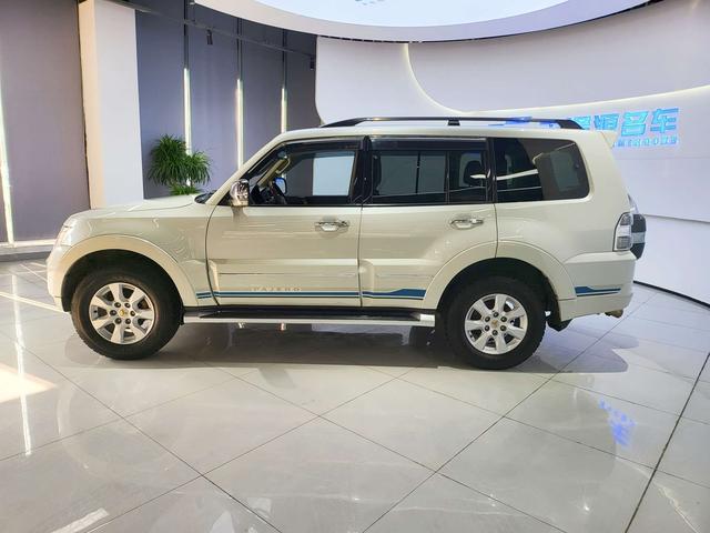 Mitsubishi Pajero (imported)