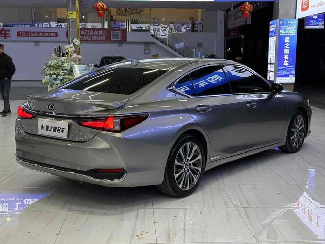 Lexus ES