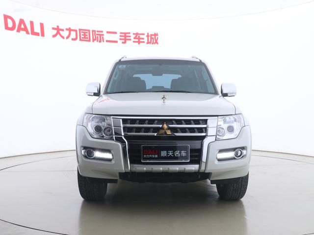 Mitsubishi Pajero (imported)