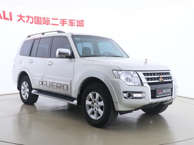 Mitsubishi Pajero (imported)