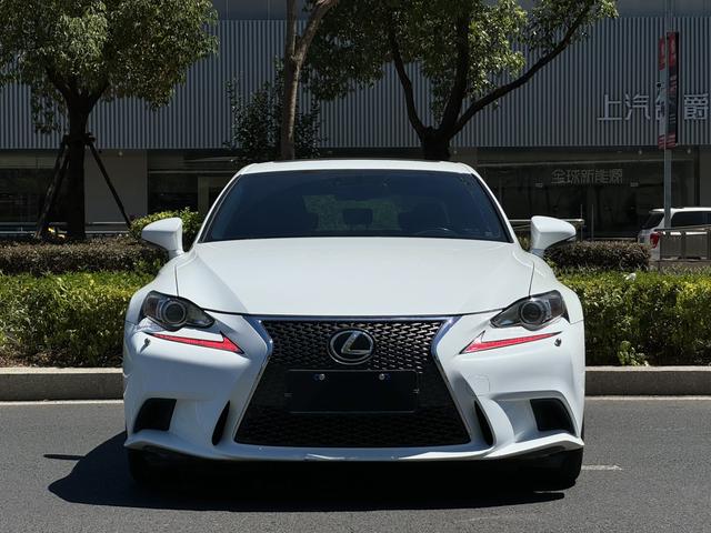 Lexus IS