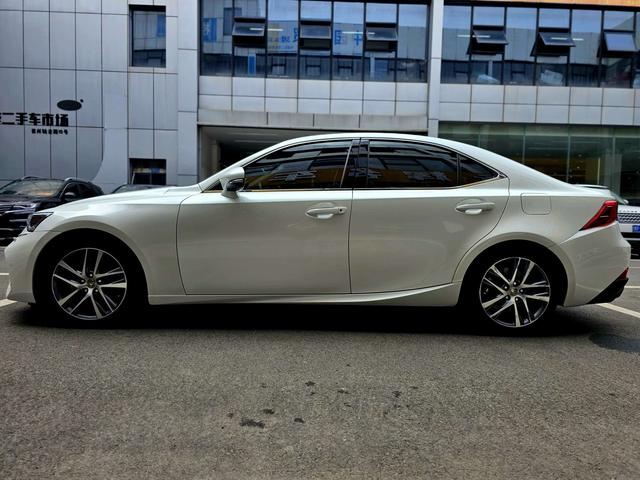 Lexus IS