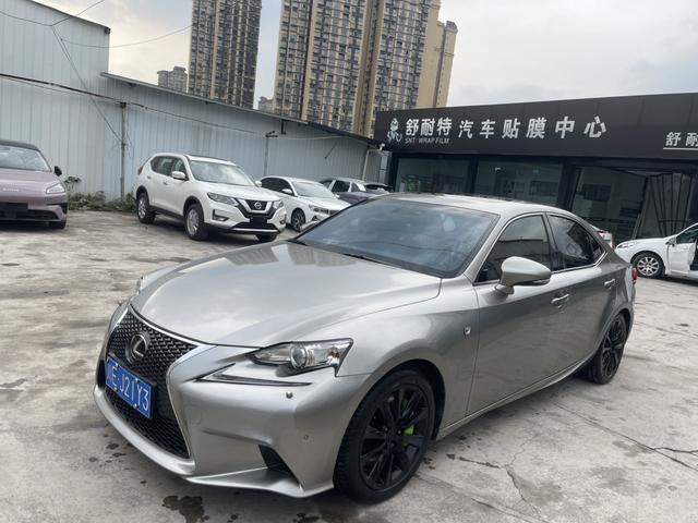 Lexus IS