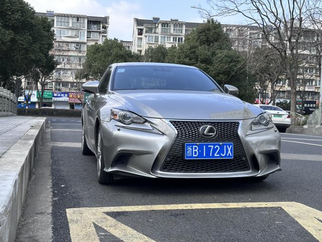 Lexus IS