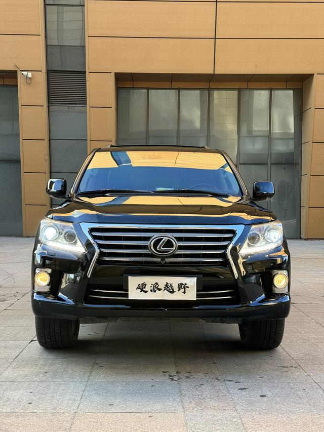 Lexus LX