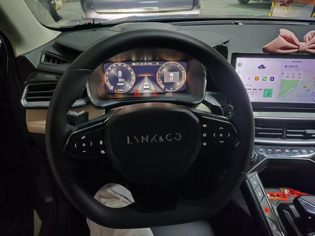 Lynk & Co 06