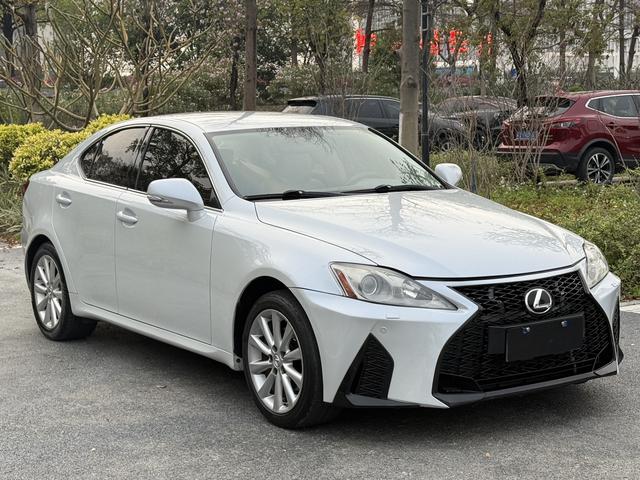 Lexus IS