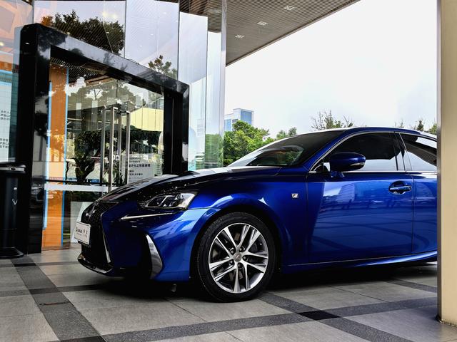 Lexus IS