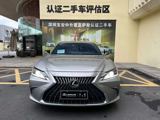 Lexus ES