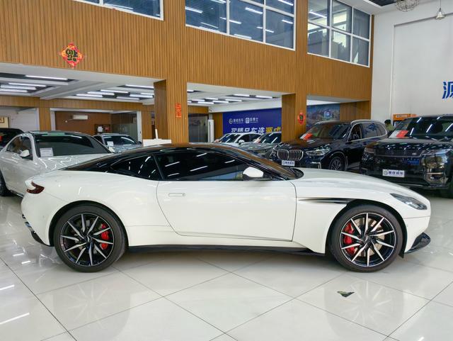 Aston Martin DB11