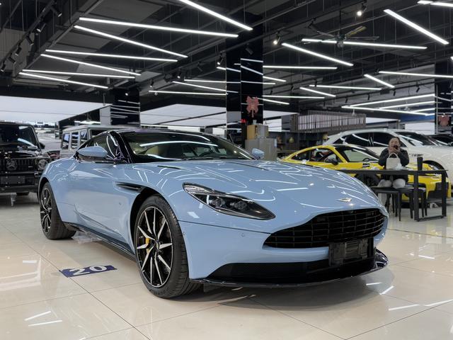 Aston Martin DB11