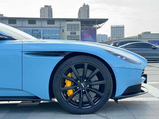 Aston Martin DB11