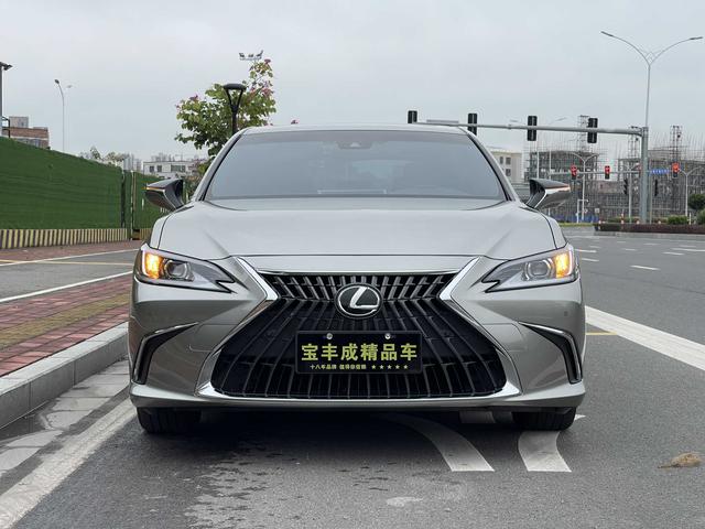 Lexus ES