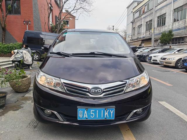 BYD M6