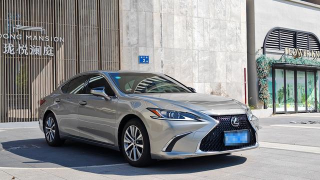 Lexus ES