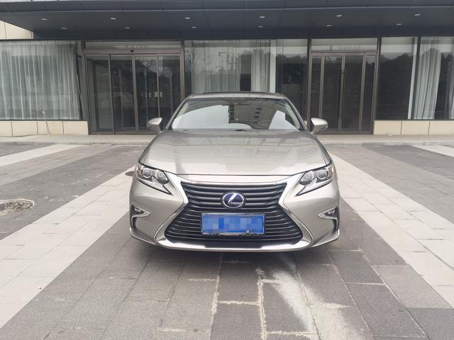 Lexus ES