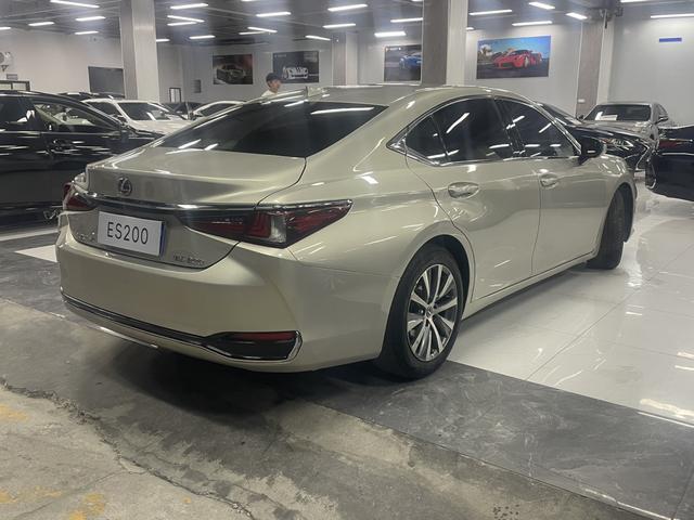 Lexus ES