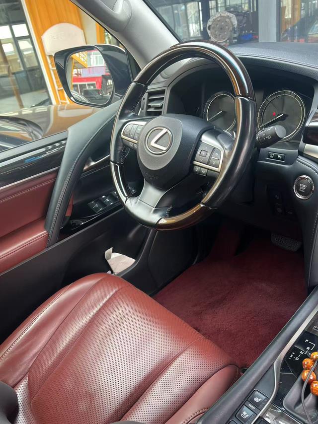 Lexus LX