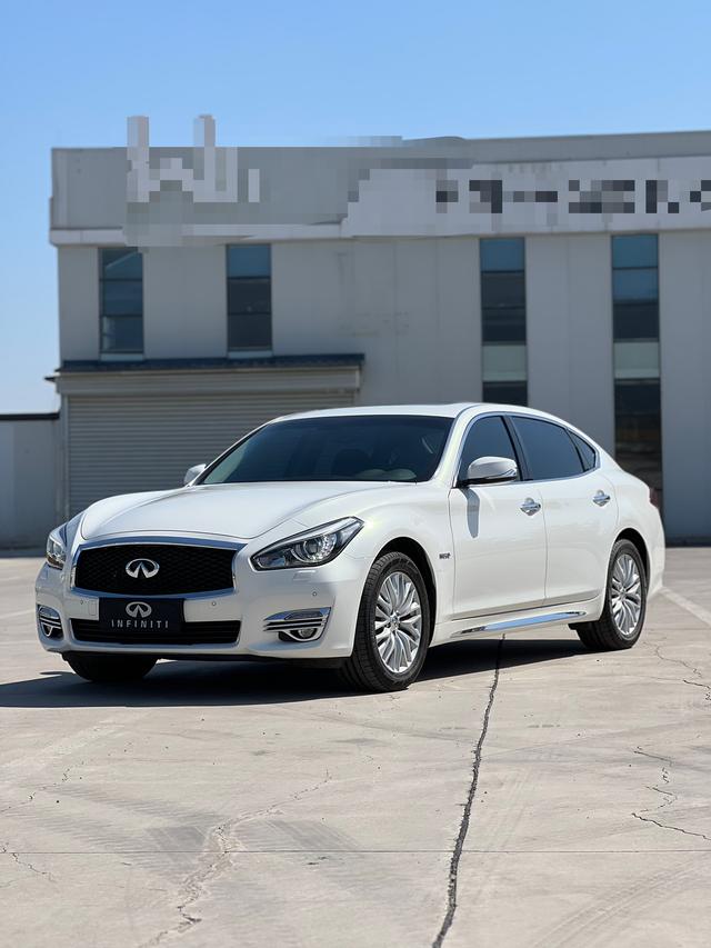 Infiniti Q70