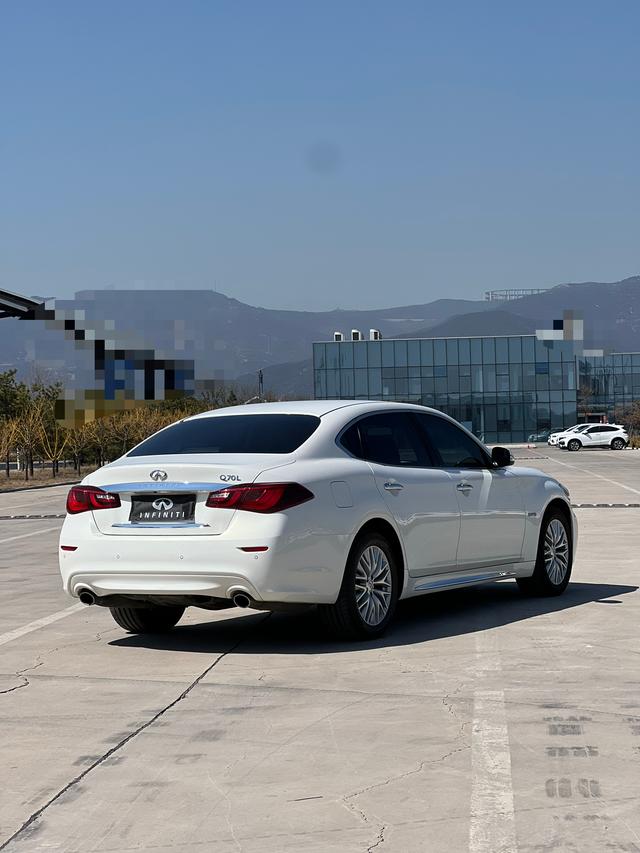 Infiniti Q70