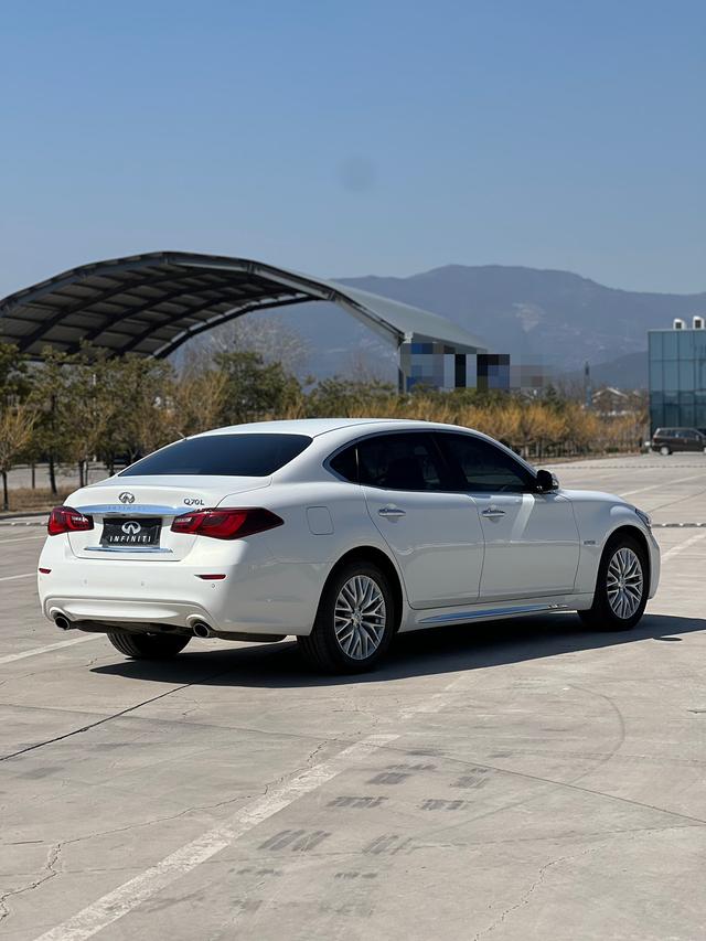 Infiniti Q70